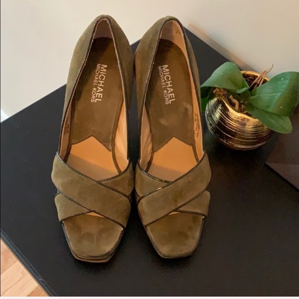 Beautiful Michael Kors Autumn Green Suede Heel 6.5